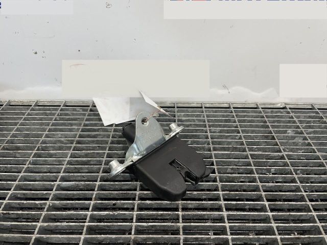 bontott SKODA OCTAVIA II Csomagtérajtó Ütköző