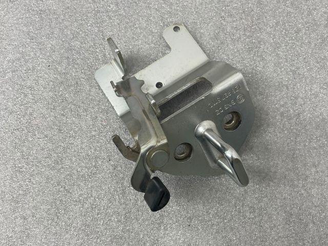 bontott SKODA OCTAVIA II Csomagtérajtó Ütköző