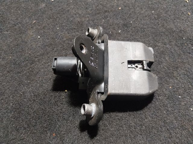 bontott SKODA OCTAVIA II Csomagtérajtó Zárszerkezet