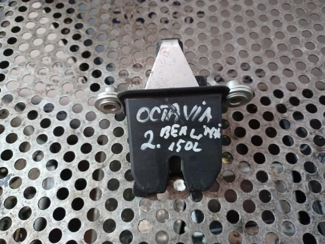 bontott SKODA OCTAVIA II Csomagtérajtó Zárszerkezet