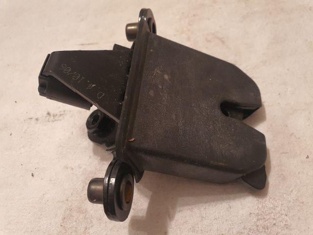 bontott SKODA OCTAVIA II Csomagtérajtó Zárszerkezet