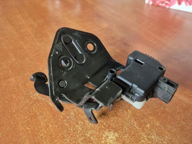 bontott SKODA OCTAVIA II Csomagtérajtó Zárszerkezet