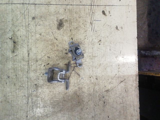 bontott SKODA OCTAVIA II Csomagtérajtó Zsanér