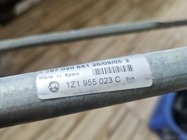 bontott SKODA OCTAVIA II Első Ablaktörlő Szerkezet Motorral