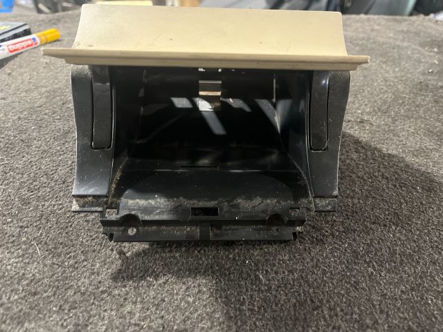 bontott SKODA OCTAVIA II Első Hamutartó