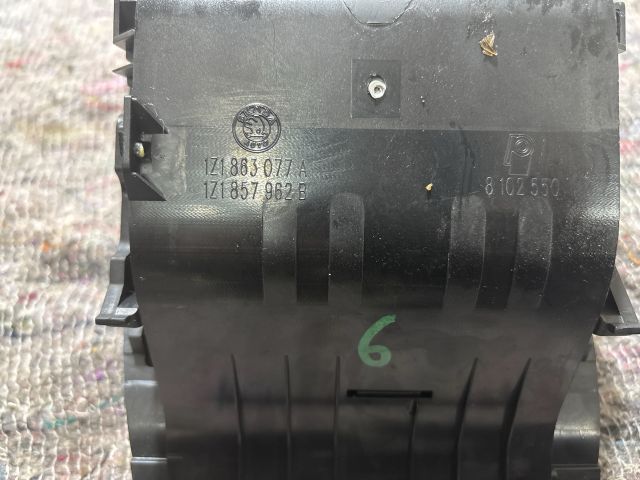 bontott SKODA OCTAVIA II Első Hamutartó