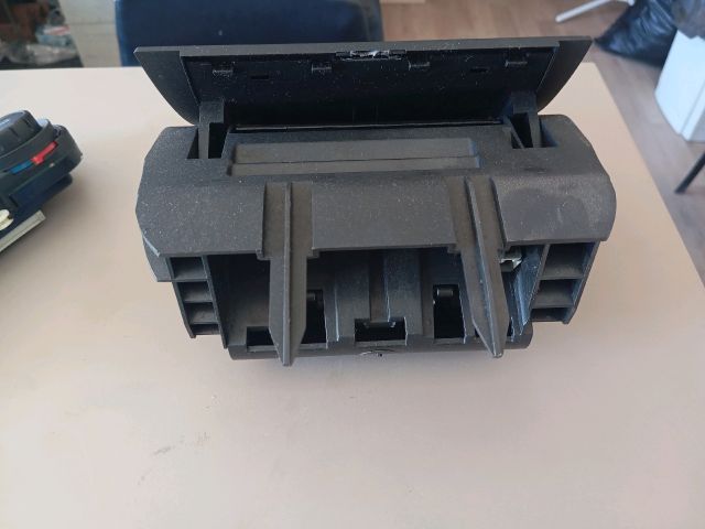 bontott SKODA OCTAVIA II Első Hamutartó