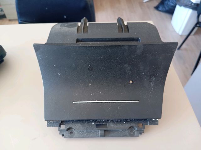 bontott SKODA OCTAVIA II Első Hamutartó