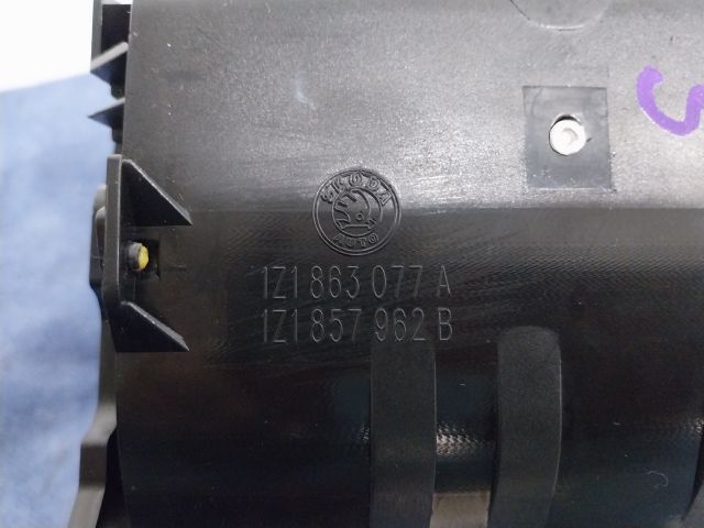 bontott SKODA OCTAVIA II Első Hamutartó