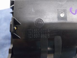 bontott SKODA OCTAVIA II Első Hamutartó