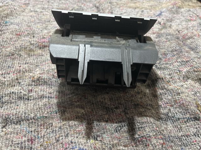 bontott SKODA OCTAVIA II Első Hamutartó