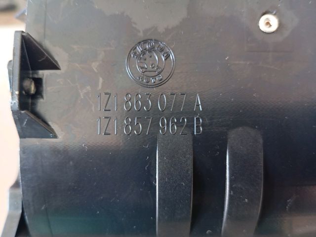 bontott SKODA OCTAVIA II Első Hamutartó