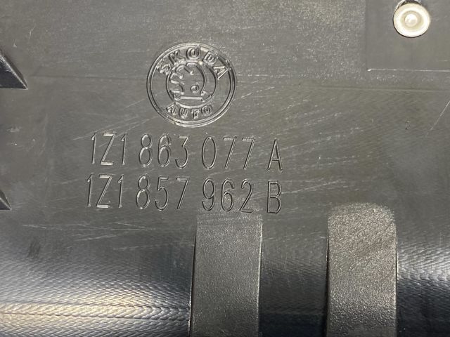 bontott SKODA OCTAVIA II Első Hamutartó