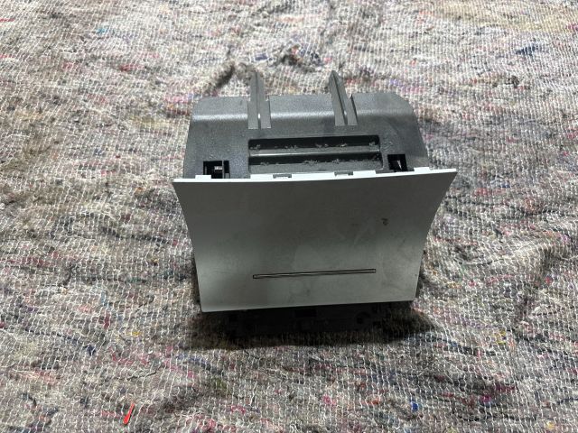 bontott SKODA OCTAVIA II Első Hamutartó