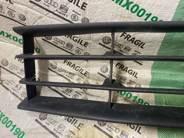 bontott SKODA OCTAVIA II Első Lökhárító Alsó Középső Díszrács