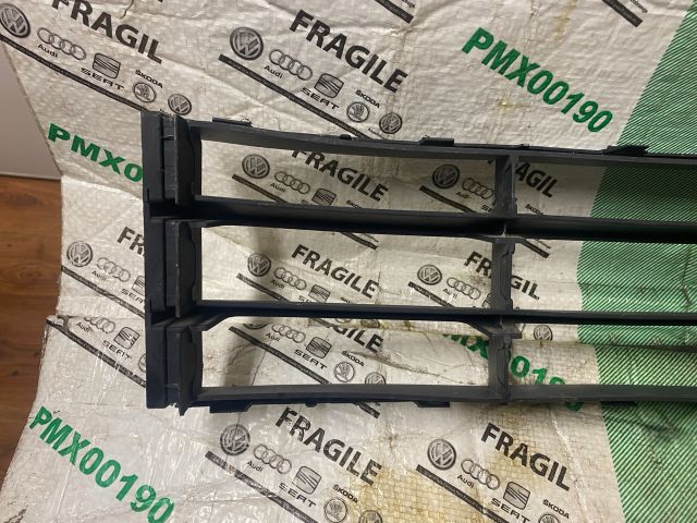 bontott SKODA OCTAVIA II Első Lökhárító Alsó Középső Díszrács