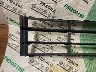 bontott SKODA OCTAVIA II Első Lökhárító Alsó Középső Díszrács