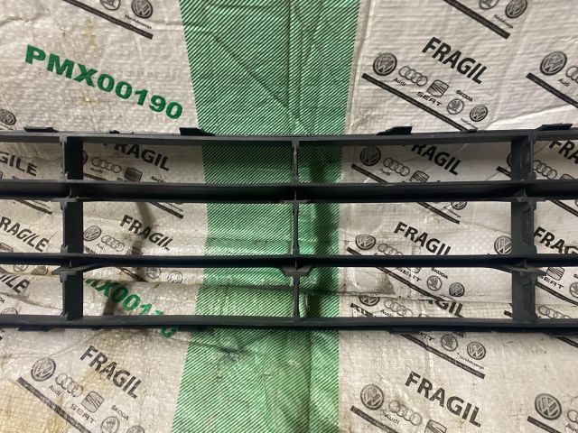 bontott SKODA OCTAVIA II Első Lökhárító Alsó Középső Díszrács