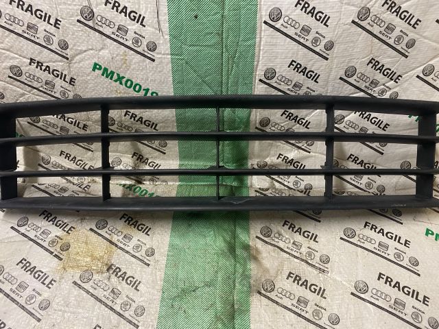 bontott SKODA OCTAVIA II Első Lökhárító Alsó Középső Díszrács