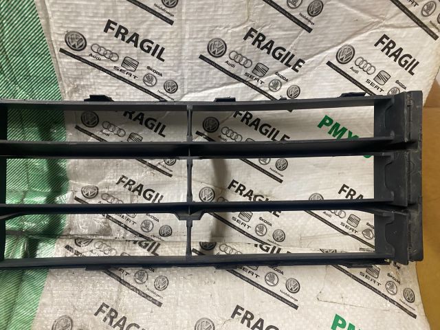 bontott SKODA OCTAVIA II Első Lökhárító Alsó Középső Díszrács