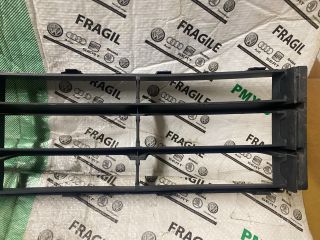 bontott SKODA OCTAVIA II Első Lökhárító Alsó Középső Díszrács