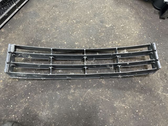 bontott SKODA OCTAVIA II Első Lökhárító Alsó Középső Díszrács