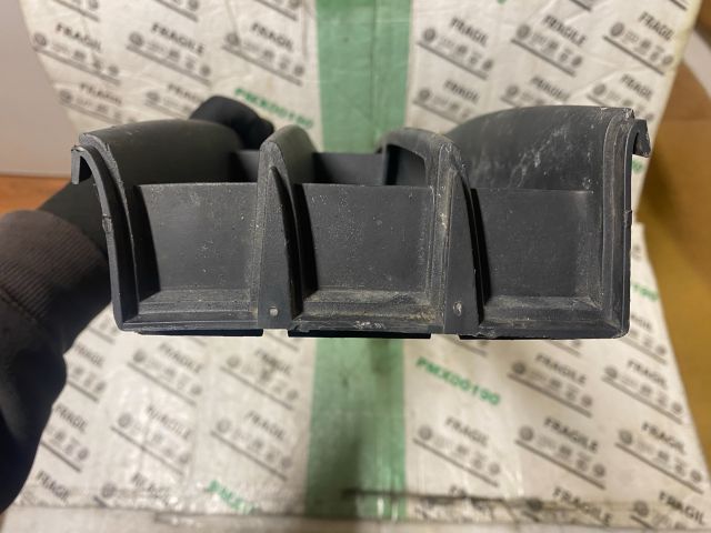 bontott SKODA OCTAVIA II Első Lökhárító Alsó Középső Díszrács