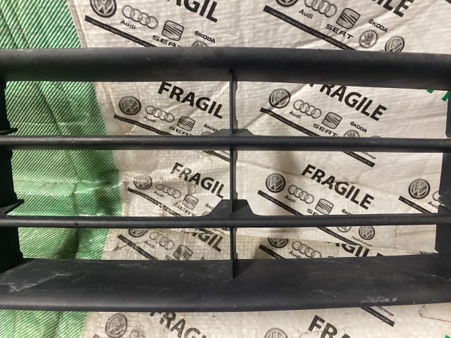 bontott SKODA OCTAVIA II Első Lökhárító Alsó Középső Díszrács