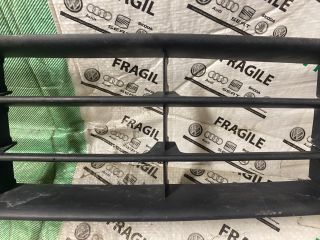 bontott SKODA OCTAVIA II Első Lökhárító Alsó Középső Díszrács