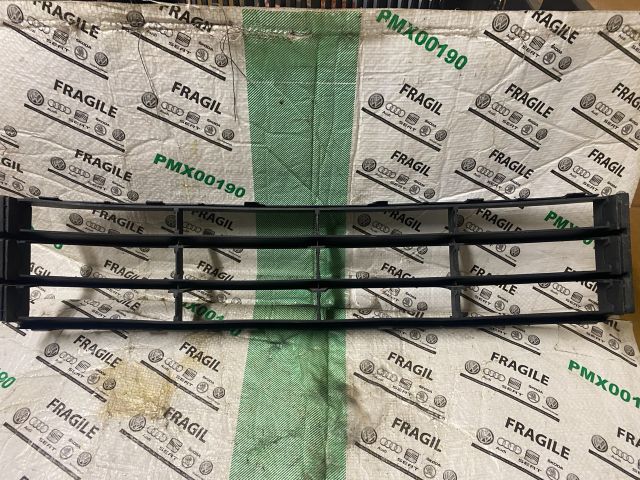 bontott SKODA OCTAVIA II Első Lökhárító Alsó Középső Díszrács