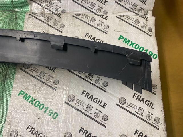 bontott SKODA OCTAVIA II Első Lökhárító Alsó Középső Díszrács