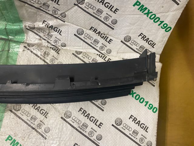 bontott SKODA OCTAVIA II Első Lökhárító Alsó Középső Díszrács