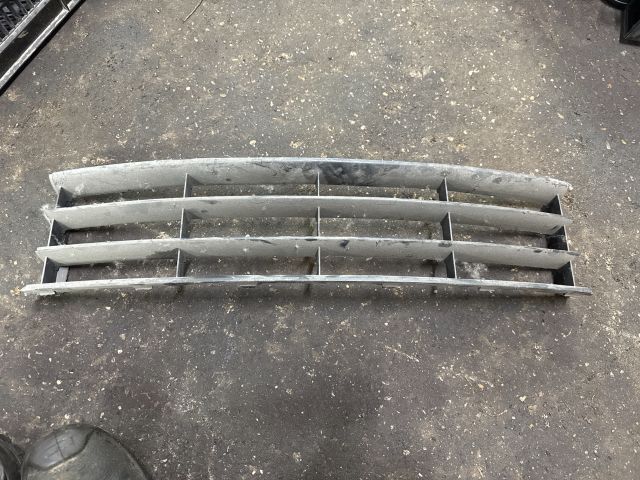 bontott SKODA OCTAVIA II Első Lökhárító Alsó Középső Díszrács