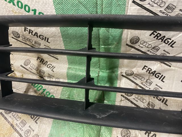 bontott SKODA OCTAVIA II Első Lökhárító Alsó Középső Díszrács