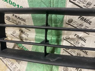 bontott SKODA OCTAVIA II Első Lökhárító Alsó Középső Díszrács