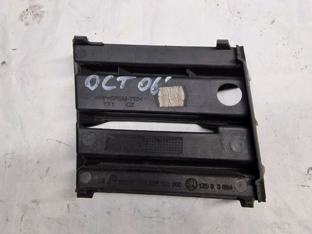 bontott SKODA OCTAVIA II Első Lökhárító Bal Díszrács