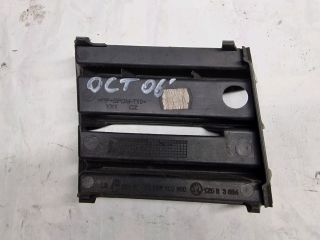 bontott SKODA OCTAVIA II Első Lökhárító Bal Díszrács