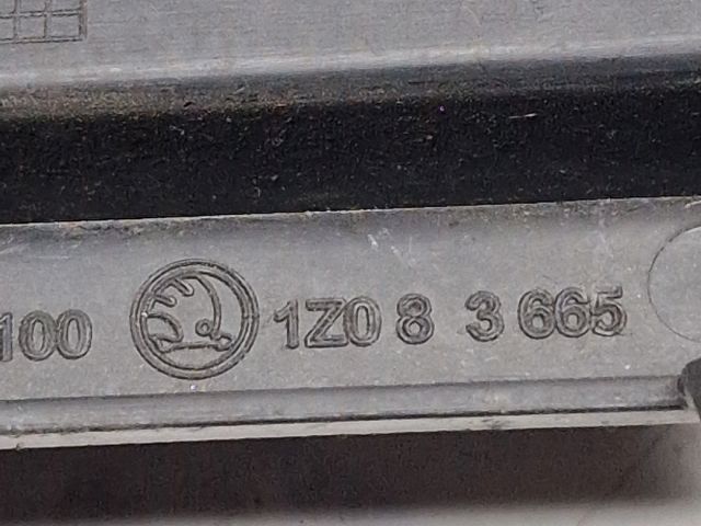 bontott SKODA OCTAVIA II Első Lökhárító Bal Díszrács