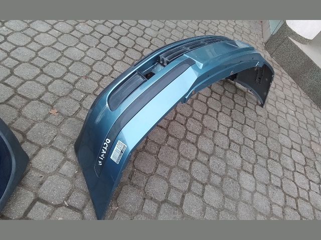 bontott SKODA OCTAVIA II Első Lökhárító (Részeivel)