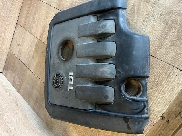 bontott SKODA OCTAVIA II Felső Hűtőburkolat