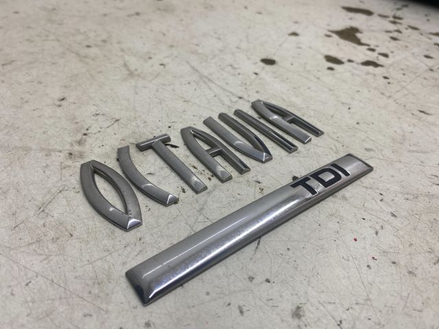 bontott SKODA OCTAVIA II Hátsó Embléma