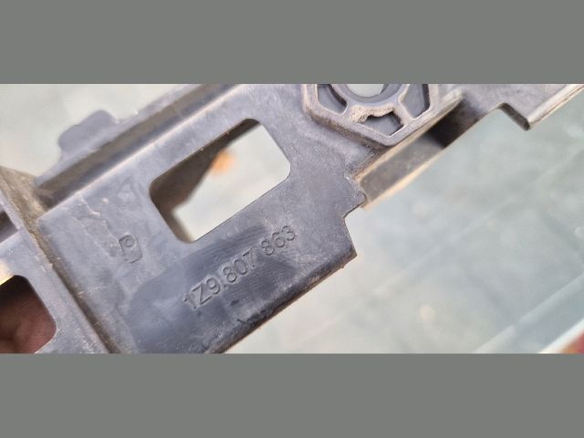 bontott SKODA OCTAVIA II Hátsó középső Lökhárító Tartó (Műanyag)