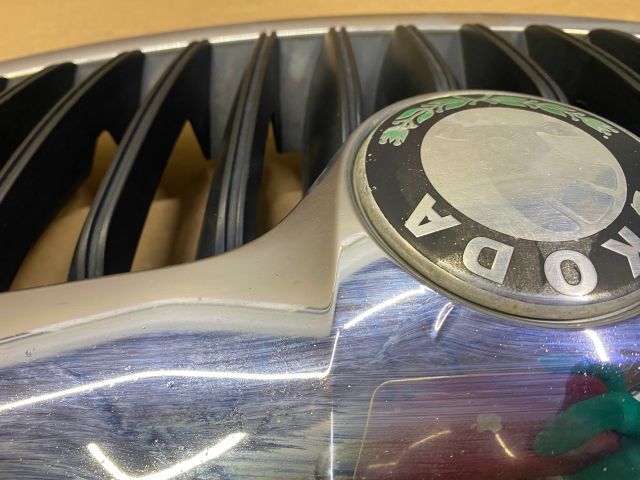 bontott SKODA OCTAVIA II Hűtőrács