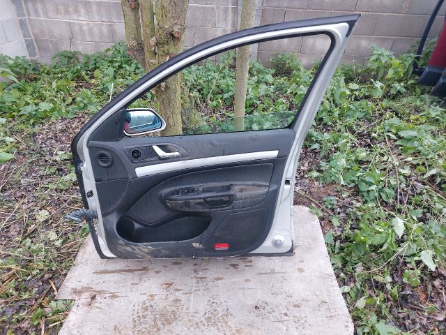 bontott SKODA OCTAVIA II Jobb első Ajtó (Részeivel)