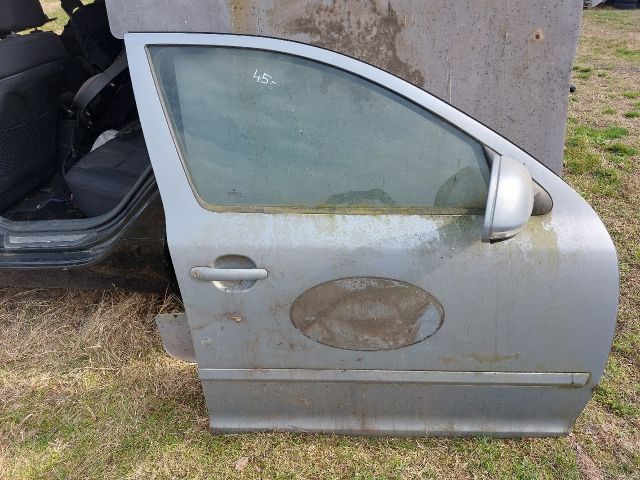 bontott SKODA OCTAVIA II Jobb első Ajtó (Részeivel)