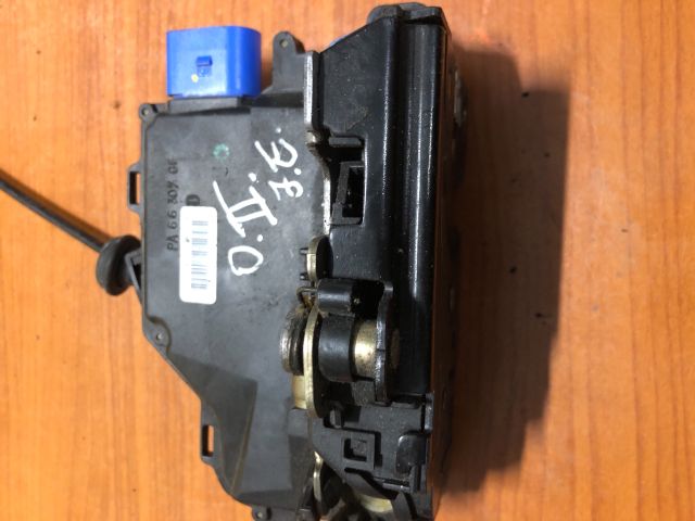 bontott SKODA OCTAVIA II Jobb első Ajtózár