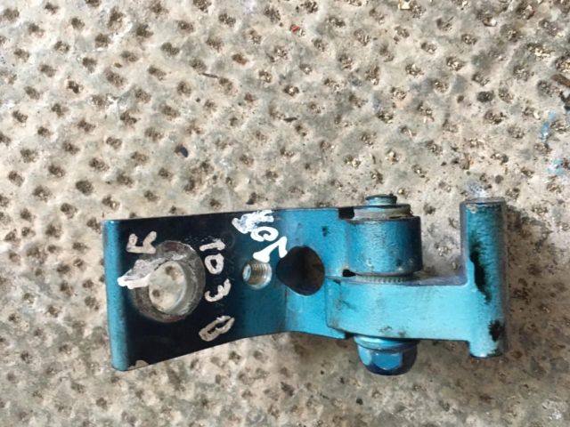 bontott SKODA OCTAVIA II Jobb első Alsó Zsanér