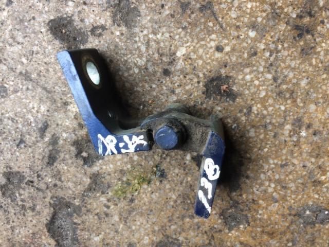 bontott SKODA OCTAVIA II Jobb első Alsó Zsanér