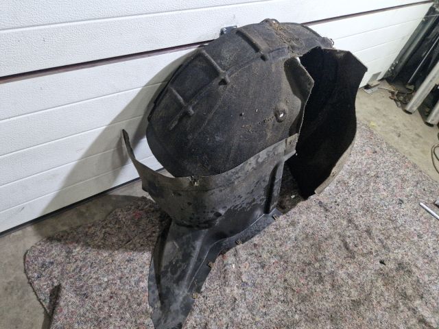 bontott SKODA OCTAVIA II Jobb első Dobbetét (Kerékjárati, Műanyag)