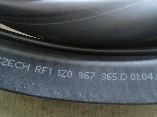 bontott SKODA OCTAVIA II Jobb első Gumikéder